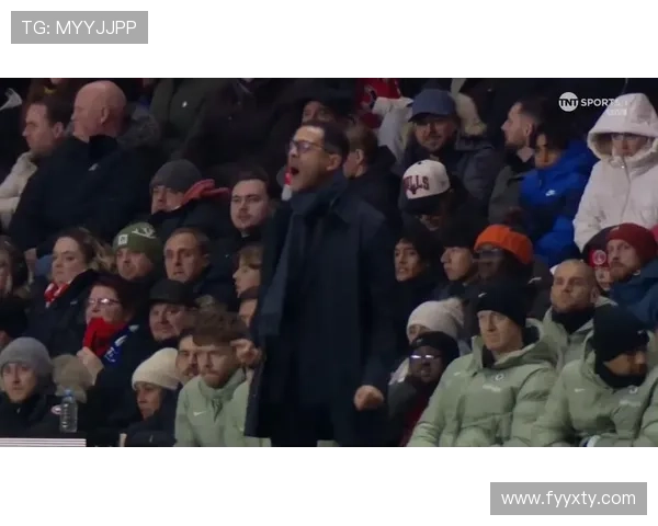 乔-哈特怒砸替补席 狂喷第四官员引关注